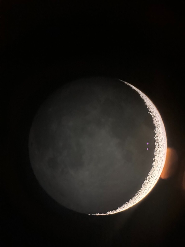 Trăng khuyết đầu tháng có earthshine